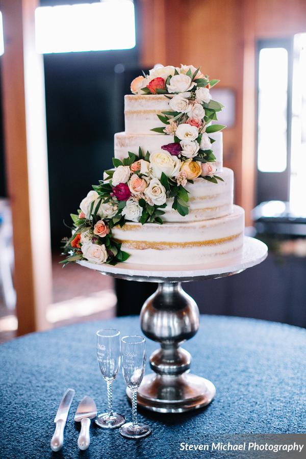 naked cake with flowers poppy and clover