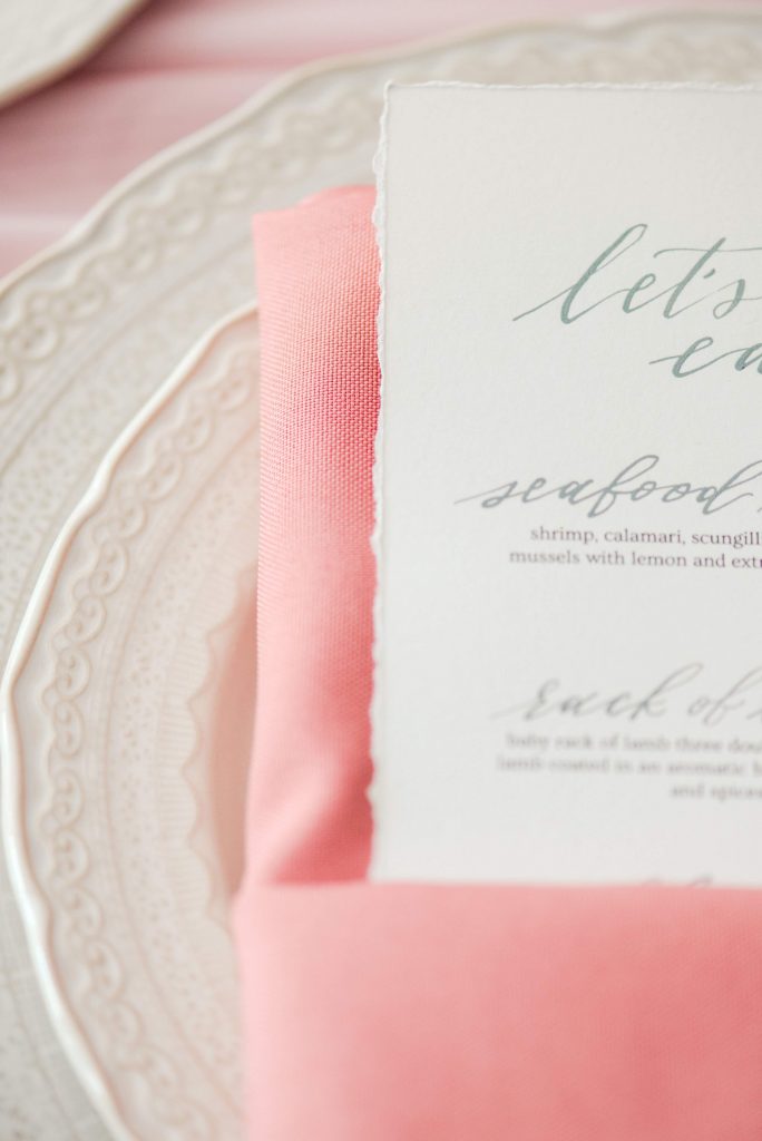 detail sienna lace lace plat invitation menue card stationary table setting napkin fold