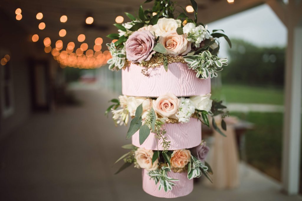 hanging cake, farm wedding, heart and soul floral design studio, petals and pastries, outdoor wedding, ultrapom